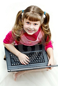 niña-con-la-computadora-portátil